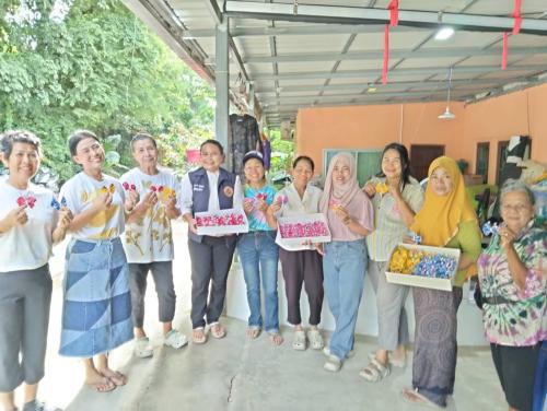 พช.เมืองภูเก็ต ลงพื้นที่สนับสนุนการประดิษฐ์ “ผีเสื้อจากผ้าไทยประจำถิ่น” เพื่อสนับสนุนการออกร้านงานกาชาดของสมาคมแม่บ้านมหาดไทย ประจำปี 2568